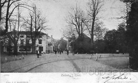 't Rond-1900-002.jpg - 't Rond (vroeger Rondeel). Met links hotel Broedergemeente van K.W. Schneiders. Nu Hermitage. Rechts de lege plek waar nu het gemeentehuis staat. Opname van 1900